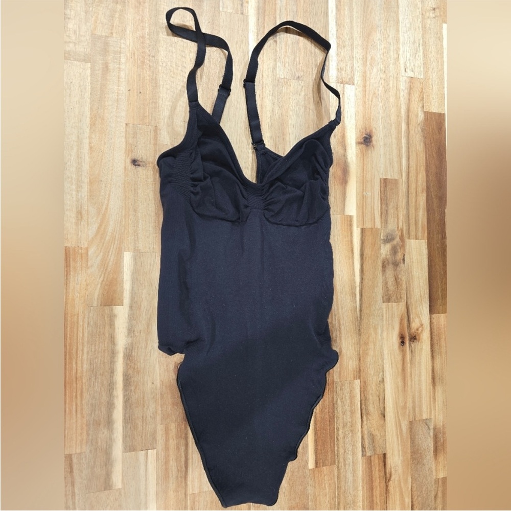 SKIMS Kim Kardashian Women's Large Sculpting Shapewear Bodysuit New w/out Tags!